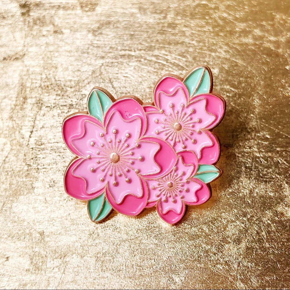 5/$30! 
Flower Enamel Pin 🌸